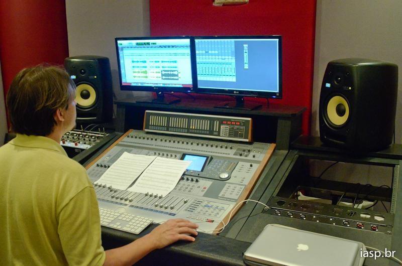 de música ou em escolas especializadas. O músico pode ainda trabalhar como produtor ou montar um estúdio de gravação.