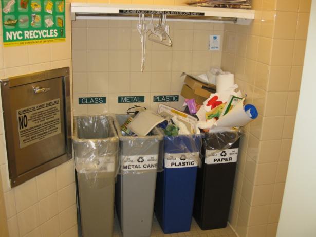 MR Materials & Resources MRp1 Armazenamento e Coleta Seletiva de Resíduos (prérequisito) Fornecer área facilmente acessível, que atenda todo o edifício, para coleta e acondicionamento de recicláveis: