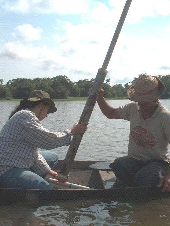 Capítulo 3 8 Figura 3.2: Coleta de perfil de sedimento em lagos no trecho Coari-Manaus.
