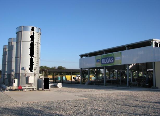 Nesta Usina, o biogás é tratado por um processo altamente sofisticado, inédito no Brasil, que eleva o teor de metano para 94%, tornando seu poder calorífico comparável ao do gás natural o que permite