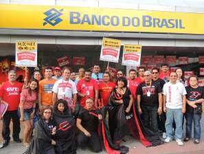 Manifestação no Banco do Brasil denunciou a política de metas abusivas e assédio moral, que adoece os bancários Acampamento no Bradesco Jaraguá fortaleceu a paralisação