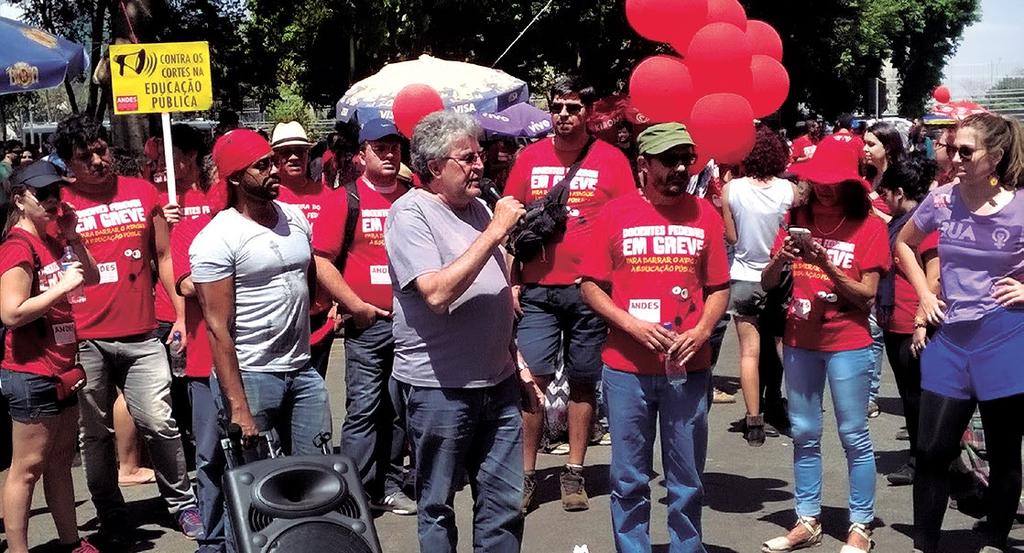 Presidente do ANDES-SN fala em manifestação em frente ao MPOG Docentes e discentes