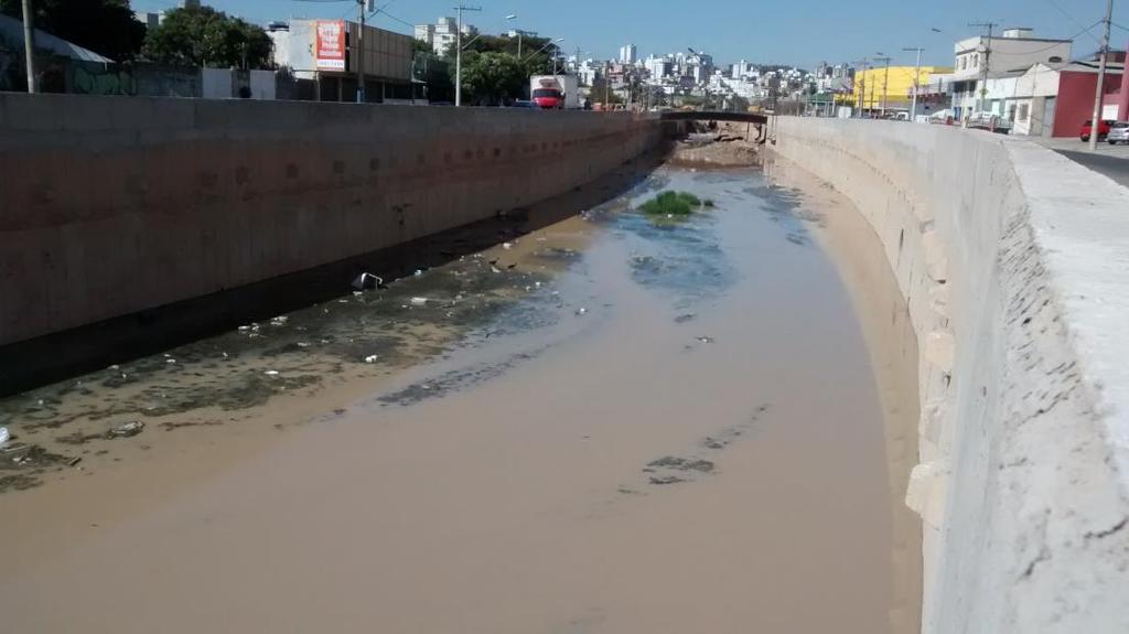 Município de Governador Valadares-MG em outubro de 2016 (B) em córrego