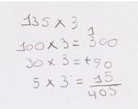 de numeração) do fator 135 (100 + 30 + 5) e das três multiplicações parciais (100 x 3; 30 x 3 e 5 x 3).
