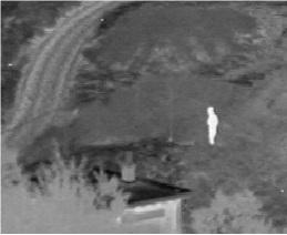 Alguns dos detalhes são: vegetação, telhado da casa e o homem escondido na vegetação presente na imagem infravermelho.
