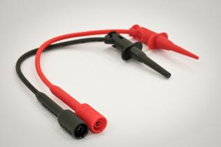 dois cabos de teste (vermelho e preto), duas pontas de prova, clipes jacaré de tamanho médio e 4 plugues banana de 4 mm.