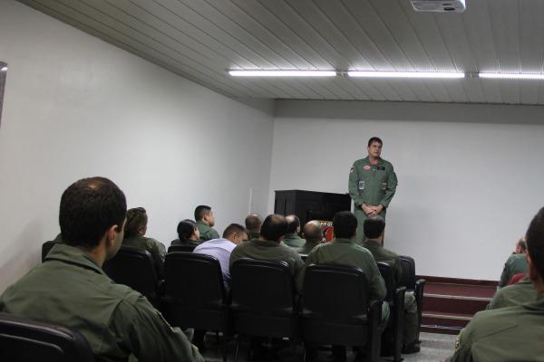 e pelo Grupo de Apoio Logístico da Ala 11 (GLOG), serão os primeiros a realizar os cursos de operação e manutenção da nova aeronave.