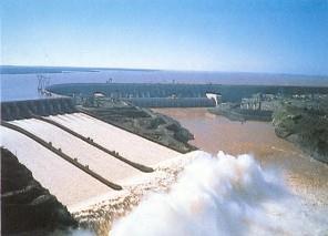 FONTES DE ENERGIA Energia hidrelétrica Importante fonte no Brasil,