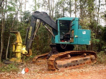 AVALIAÇÃO DOS NÍVEIS DE RUÍDO EMITIDOS POR DIFERENTES... (a) (b) (c) Figura 2. Modelos de Feller-Bunchers analisados: (a) Timberjack 608L.