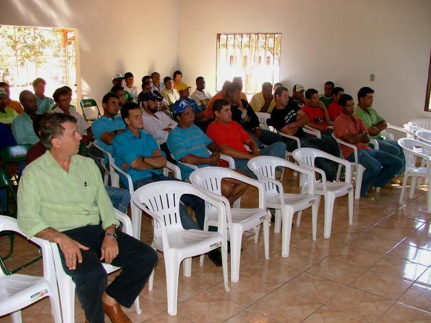 todos os colaboradores (funcionários) são