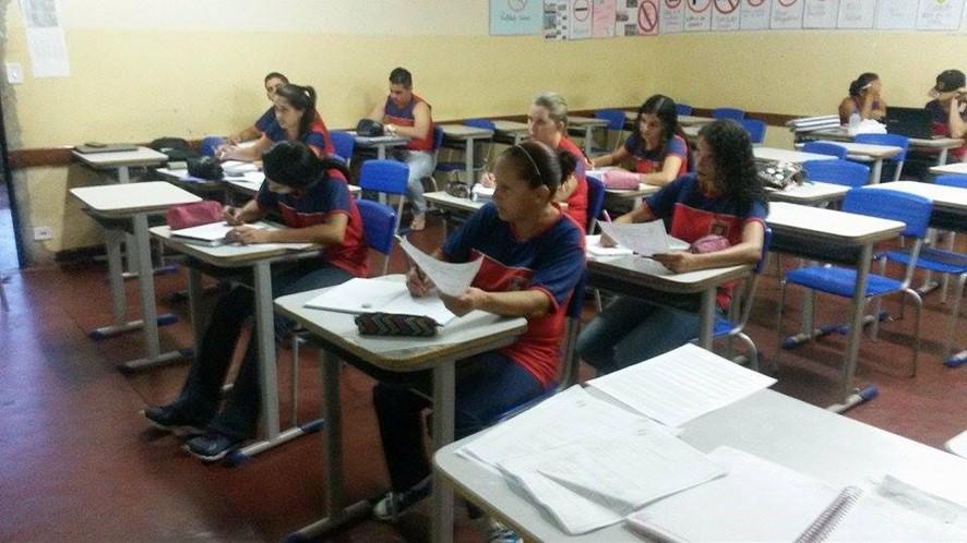 2017, do Colégio Estadual Jarbas Jaime- Pirenópolis/Go, foram trabalhados com os alunos, semanalmente, exercícios de revisão de acordo com o