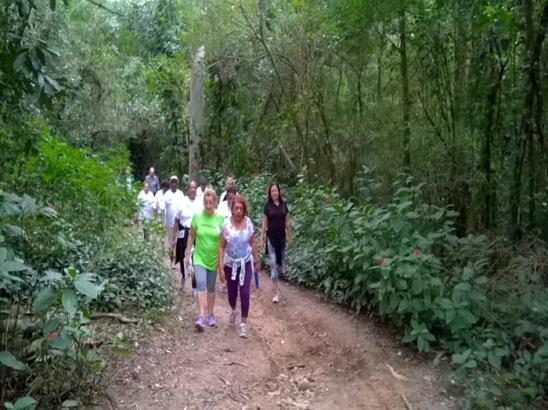 ATIVIDADES OFERECIDAS PELO PGS: CAMINHADA ORIENTADA A caminhada é considerada um exercício fácil, que não exige grande esforço, tem baixo impacto e os seus benefícios são muitos.