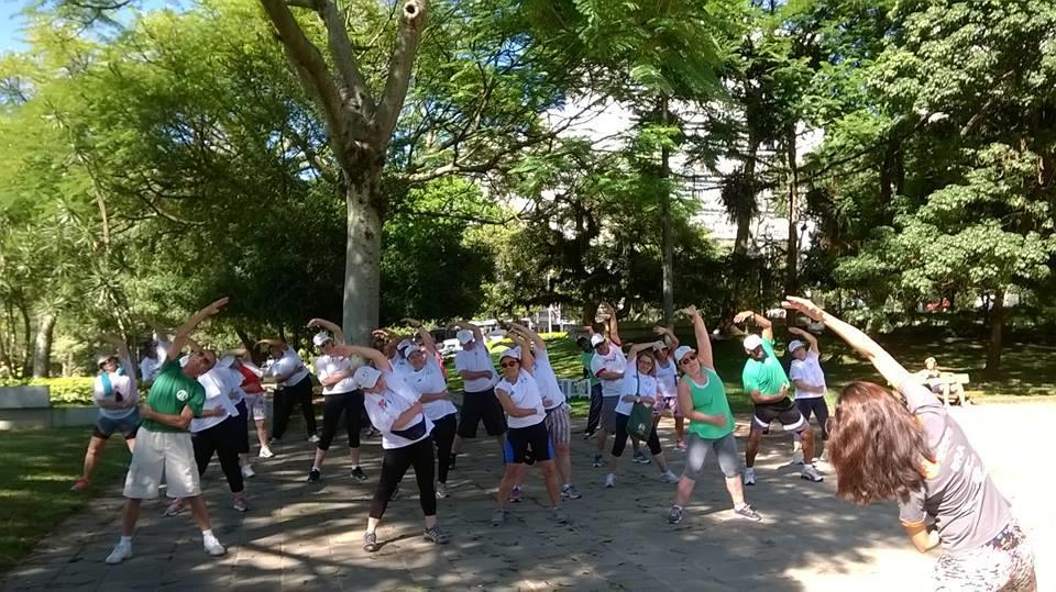 ALONGAMENTO Os exercícios de alongamento são importantes para a manutenção do bem-estar físico e emocional, mas devem ser realizados com cuidado para evitar lesões.