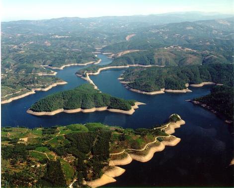 1.2.3. REDE HIDROLÓGICA No concelho, estão representadas áreas pertencentes a duas bacias hidrográficas de dois afluentes o Rio Ceira (afluente do Mondego) e o rio Zêzere (afluente do Tejo).