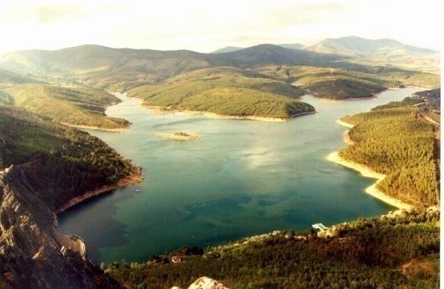 Existem no Concelho três importantes barragens: a Barragem do Cabril, de maiores dimensões, e a Barragem de Sta Luzia. No Norte do Concelho existe ainda uma pequena barragem, a do Alto Ceira.