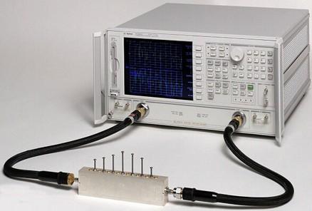 * Medida: Analisador de parâmetros de rede (10MHz até ~60GHz).