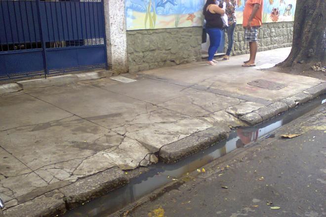 Texto 3 Esgoto a Céu Aberto no Jardim Icaraí Esgoto vaza e fica acumulado na beira da via, fazendo com que moradores tenham que conviver com o mau cheiro causado e com o perigo da contaminação.