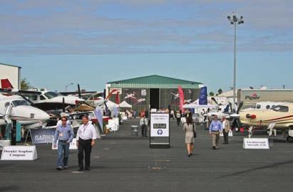 Procurando manter o astral em alta, a empresa apresentou o elegante Phenom 300, que ficou na exposição estática, enquanto o modelo 100, seu irmão menor, ficou à frente do estande