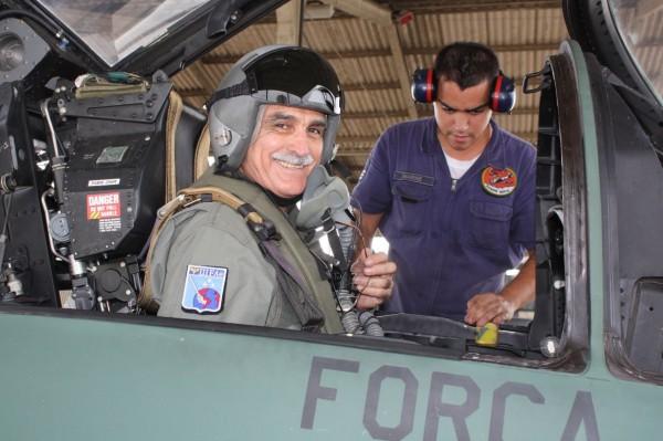 A aviação de caça do Brasil está de luto Morre o Primeiro Piloto de F-5 do Brasil A Caça brasileira está de luto.