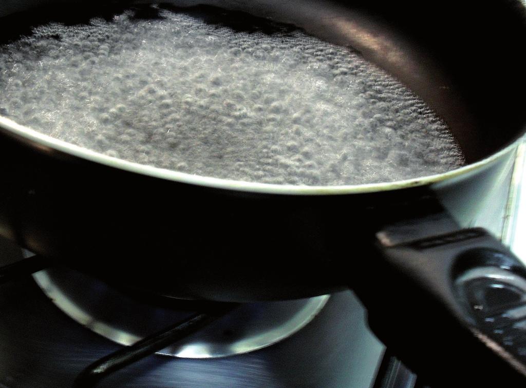 Imagine agora uma panela com água, sendo aquecida com auxílio da chama de um fogão (Figura 3). Figura 3: Água fervendo em uma panela.