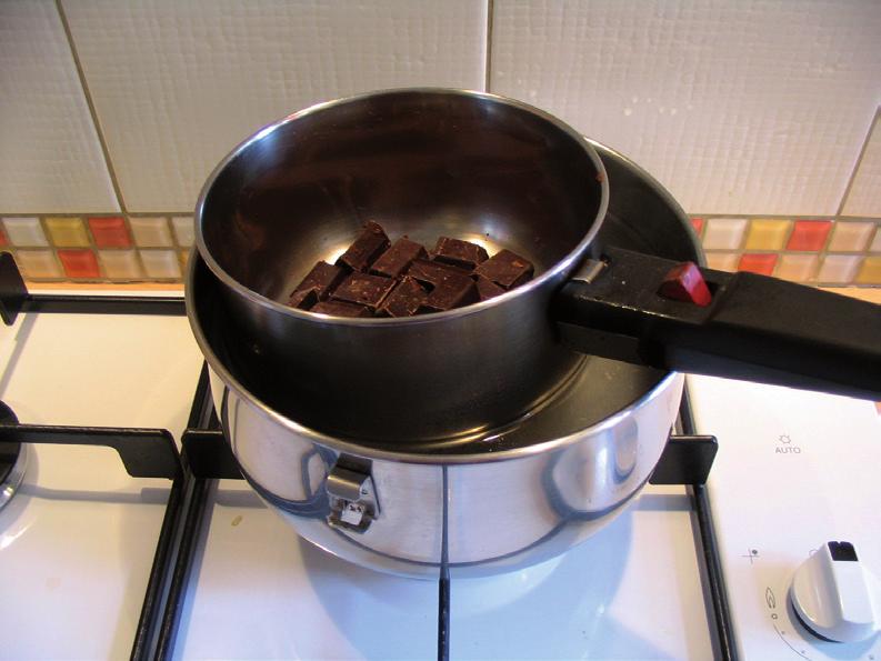 Banho-Maria: a química aplicada na cozinha Você sabia que o banho-maria tem o objetivo de manter constante a temperatura de cozimento de alimentos sensíveis ao calor?