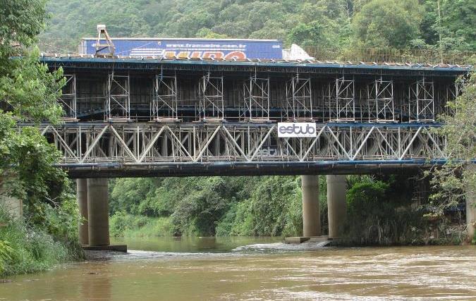 Ponte sobre o Rio São Lourencinho.