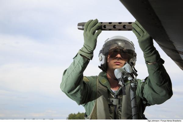Piloto de caça checa armamento do A-29 Super Tucano Integrantes do sistema de defesa aeroespacial, os pilotos são os executores do serviço e, para isso, precisam estar bem preparados.