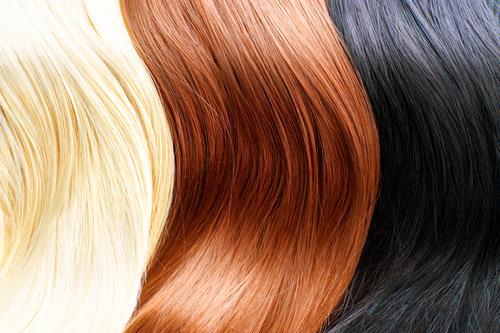 Cor do Cabelo As pessoas com cabelo escuro geralmente têm mais melanina do que as pessoas com cabelo claro.