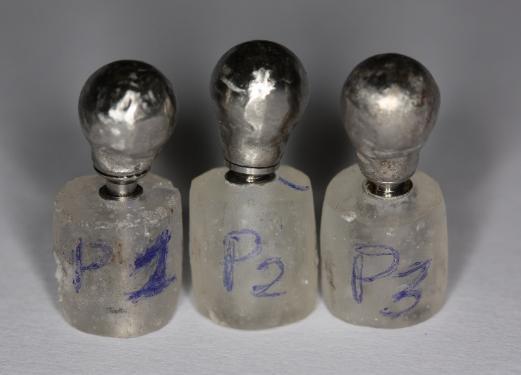 32 Figura 2 Corpos de prova com: Análogos, munhões com parafuso passante com 1,5mm de transmucoso e esfera em níquel-cromo. Para padronização dos testes, foi utilizado um delineador (Figura 3).