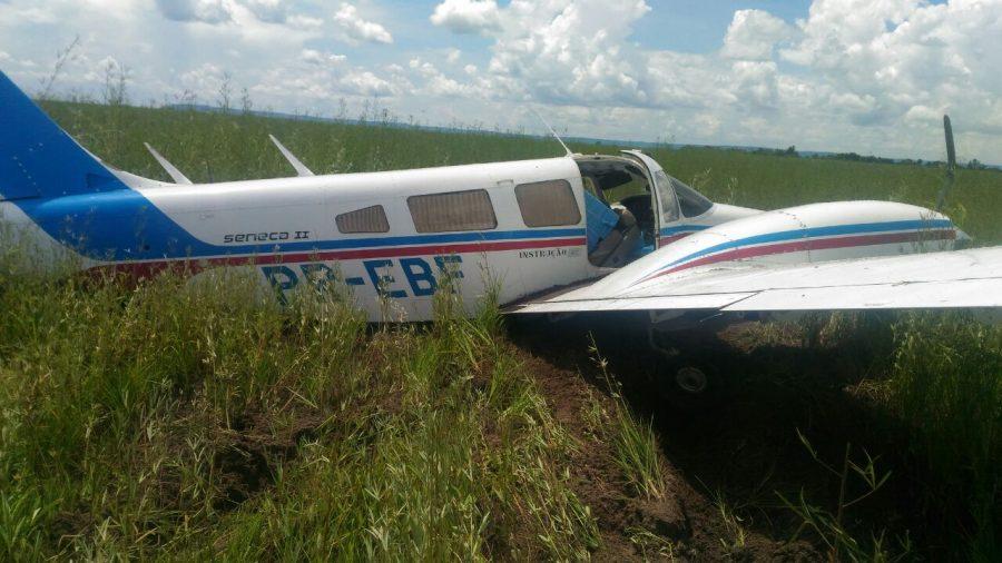 Após ser interceptada pelo A-29 Super Tucano da FAB, a aeronave está sendo inspecionada em solo.