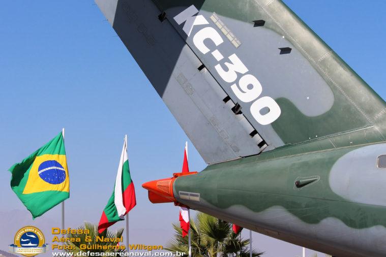 Por Guilherme Wiltgen e Luiz Padilha Destaque na exposição estática e em voo da Embraer, o KC-390 participou pela primeira vez da Fidae Feria Internacional del Aire y del Espacio, no aeroporto Arturo