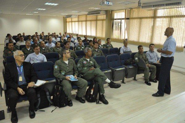 Sistemas de Autodefesa, os quais incluem o reabastecimento do próprio KC-390 pela aeronave KC-130 Hercules, lançamento de CDS (Container Delivery System) e de Chaff / Flare(equipamentos de