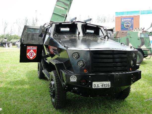 Veículo blindado 4x4 VesPa-2 desenvolvido pelo CETEx para ser empregado nas operações de Garantia da Lei e da Ordem.