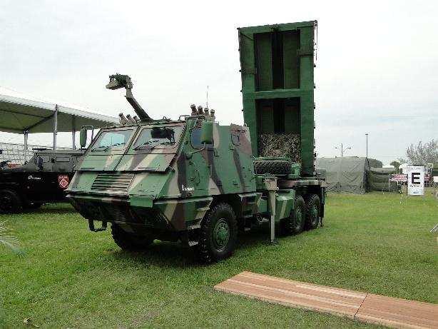 A nova versão do sistema ASTROS II e da VBL sobre os chassis TATRA, esta com pintura verde e marrom do Exército Brasileiro.
