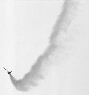 03. Um avião da esquadrilha da fumaça descreve um looping num plano vertical, com velocidade de 720 km/h.