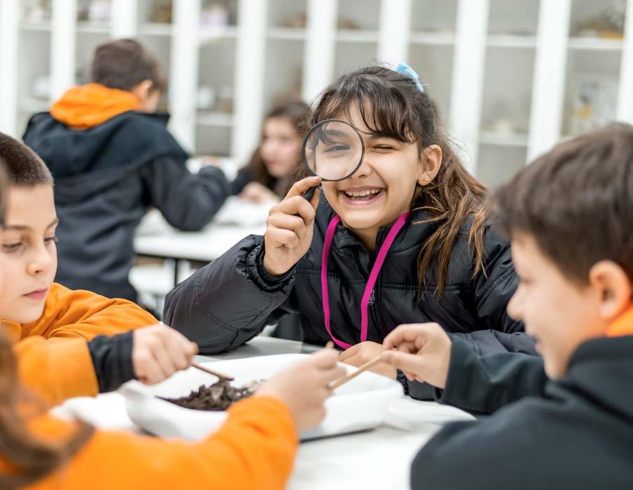 APOIO PEDAGÓGICO Atividades no contraturno nas quais o aluno pode retomar conteúdos primordiais do ano de ensino em Língua Portuguesa e Matemática.