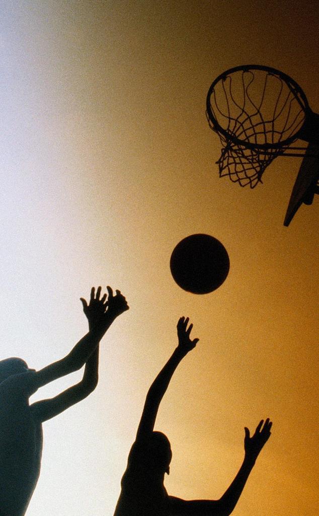 AÇÕES DO PROJETO Durante as ações, os jovens tem acesso às atividades de capacitação em técnicas de basquete, reforço nutricional e eventos culturais.