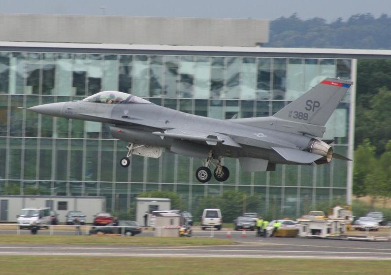 Entre os aviões de combate que fizeram demonstração de vôo na feira, a