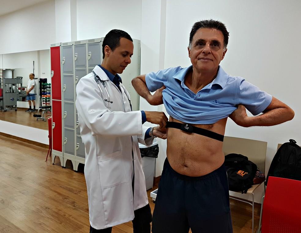 Paciente passa por uma série de exames com o doutor Mauro dos Santos antes de iniciar os exercícios que são todos monitorados (Foto: Renata Domingues) - A principal diferença é a presença da equipe