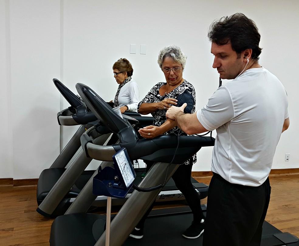 Paciente número 1, Dona Ana Maria tema pressão verificada pelo treinador Roberto Cascon durante o treino na esteira (Foto: Renata Domingues) Paciente número 1 da clínica do doutor Mauro, Ana Maria