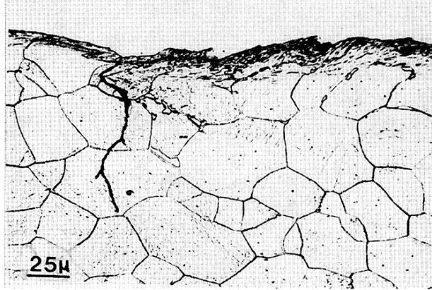 EVOLUÇÃO DO DANO EM FADIGA POR FRETTING Marcas de desgaste (Fretting Scars) - Deslizamento parcial favorece início da