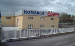 A Nossa Empresa A ISOMARCA é uma empresa portuguesa com sede em Coimbra e Delegação em Lisboa, criada no ano 2000, especializada em Reabilitação de Fachadas e Coberturas, Isolamentos Térmicos,