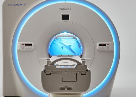 1 TÉCNICAS DE IMAGENS TRANSVERSAIS FORMAÇÃO E PRODUÇÃO DE IMAGEM Radiografia e CT produzem imagens com base na absorção diferencial de radiação ionizante por diferentes tecidos.