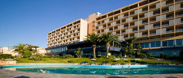 HOTEL ALGARVE CASINO RENDA-SE AO CALOR ALGARVIO Situado na Praia da Rocha, este é um destino muito