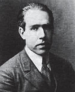Modelo atômico Em 1914, Niel Bohr modifica o modelo de
