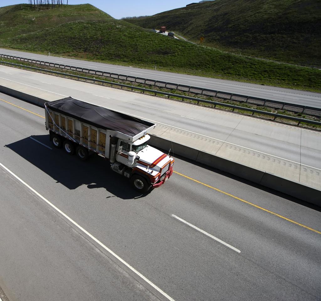 Questão 12 Para evitar acidentes, os caminhões de entulho precisam estender um tela sobre a carga que estão carregado.