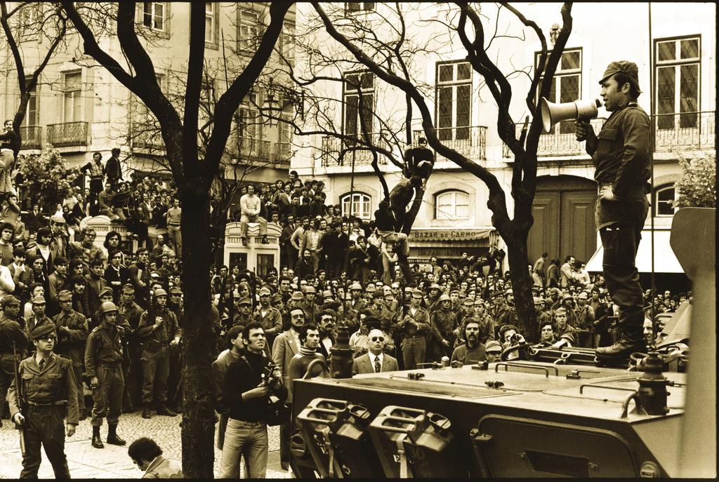 Revolução de 25 de abril de 1974, que conduziu à implantação de um regime democrático em