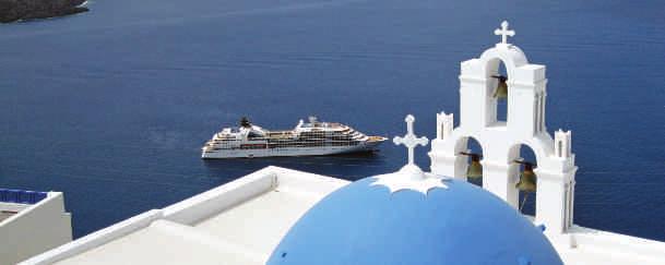 Santorini gigantescas cascatas brancas, estalactites e piscinas naturais formadas ao longo dos séculos pelo deslizamento de águas carregadas de sais calcários procedentes de fontes termais.