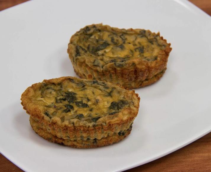 Quiche de espinafre Durabilidade: aproximadamente 6 dias em geladeira Rendimento: 2 tortinhas médias Massa básica para quiches 50 g de ovos 20 ml de óleo de coco 50 g de farinha de castanha de caju