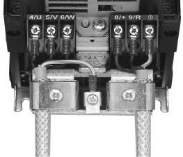 presilhas de fixação da blindagem para a seção de potência possibilitam que a blindagem dos cabos do motor e do freio seja facilmente montada.
